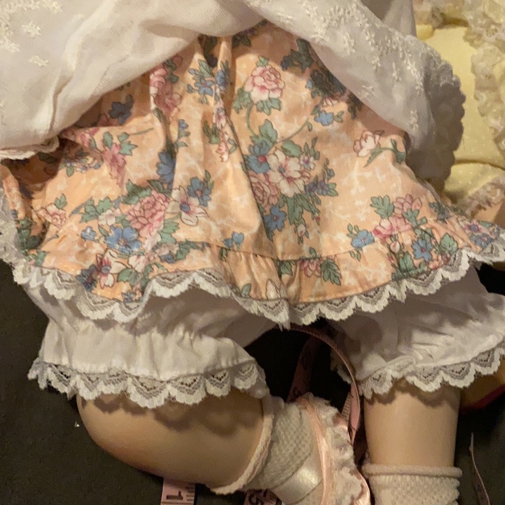PORCELAIN DOLL - Picture 16 of 16